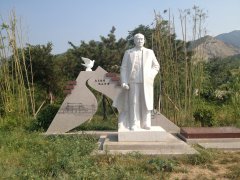 艺术碑雕|青山绿水间，，，，傅作义将军纪念碑熠熠生辉